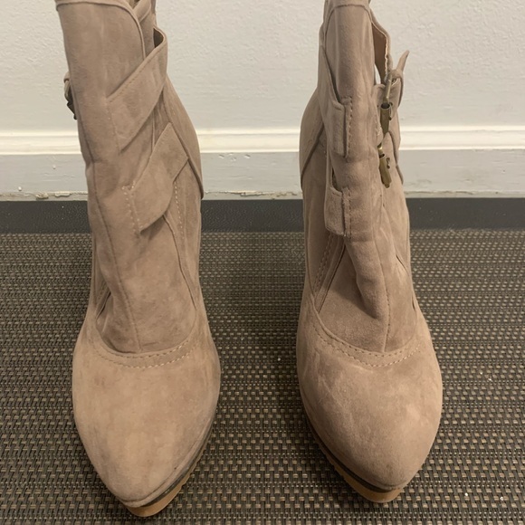 ShoeDazzle  JAIN beige booty size 9.5 - Picture 4 of 10